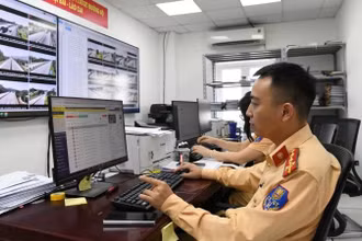 Lực lượng chức năng sử dụng App VNECSGT trong tuần tra, kiểm soát liên tuyến. (Ảnh: THÁI SƠN)