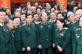 Đại tướng Phan Văn Giang chụp ảnh cùng các cựu chiến binh. 