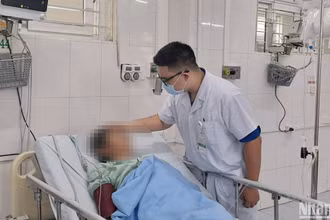 Bệnh nhân ngộ độc nấm điều trị tại Khoa Cấp cứu và Hồi sức tích cực, Bệnh viện đa khoa tỉnh Lào Cai. (Ảnh: PHƯƠNG THẢO)