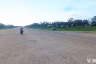 Khu vực sân bay Quảng Phú là địa điểm dự kiến tập kết ô-tô cá nhân khi nước lũ dâng cao cho khu vực phía tây trung tâm thành phố Quảng Ngãi. 