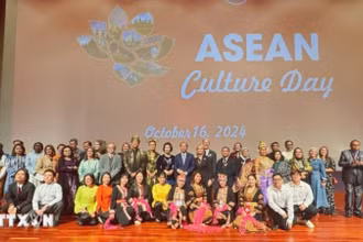 Đại sứ và Phu nhân các nước ASEAN chụp ảnh cùng các khách mời tại sự kiện. (Ảnh: Kiều Trang/TTXVN)