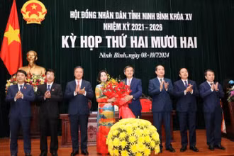 Lãnh đạo tỉnh Ninh Bình chúc mừng Phó Chủ tịch Quốc hội Nguyễn Thị Thanh. (Ảnh: ĐỨC LAM)