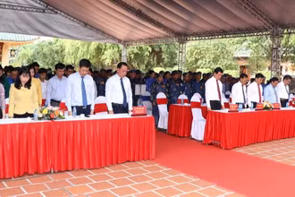 Lãnh đạo tỉnh Đồng Nai và các đại biểu dành phút mặc niệm tưởng nhớ công ơn vĩ đại của Chủ tịch Hồ Chí Minh.