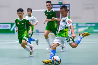 U11 Việt Hùng Thanh Hóa (áo trắng) có trận bán kết đầy hấp dẫn cùng U11 Bắc Ninh khi phải phân định thắng thua qua loạt sút luân lưu. 