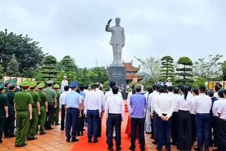 Các đại biểu dự lễ dâng hương tại khu lưu niệm Chủ tịch Hồ Chí Minh trên đảo Cô Tô.