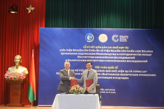 PGS,TS Nguyễn Chiến Thắng, Viện trưởng Viện Nghiên cứu châu Âu và TS Oleg Makarov, Viện trưởng Viện Nghiên cứu Chiến lược Belarus ký kết Biên bản ghi nhớ về hợp tác. (Ảnh: Ngọc Trung)
