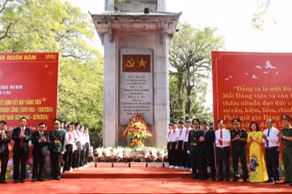 Các đại biểu dâng hương tại di tích Biểu tượng nơi thành lập Chi bộ Đảng cộng sản Việt Nam đầu tiên của huyện Hải Ninh. 