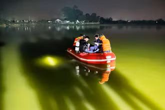Lực lượng chuyên nghiệp tìm kiếm nạn nhân trong đêm.