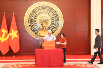 Đại sứ Phạm Sao Mai và Phu nhân quyên góp ủng hộ đồng bào bị thiệt hại do bão số 3.
