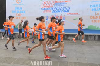 Ảnh minh họa: Hơn 450 người tham gia giải chạy cộng đồng mang tên “Chạy vì một Việt Nam không có bạo lực với phụ nữ và trẻ em gái”, ngày 27/11/2022. (Ảnh: TRUNG HƯNG)