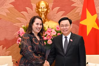 Chủ tịch Quốc hội Vương Đình Huệ và Đại sứ New Zealand Tredene Dobson tại buổi tiếp. (Ảnh: DUY LINH)