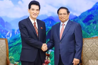 Thủ tướng Phạm Minh Chính và Đại sứ Cộng hòa Dân chủ nhân dân Triều Tiên tại Việt Nam Ri Sung Guk. (Ảnh: TRẦN HẢI)