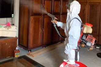 Cán bộ y tế phun hóa chất diệt muỗi phòng sốt xuất huyết.