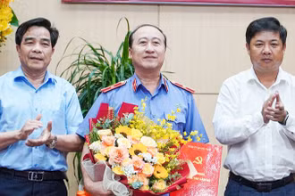 Lãnh đạo tỉnh Quảng Nam tặng hoa chúc mừng đồng chí Trần Hoài Nam (Ảnh: H.Q)