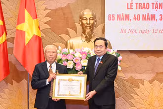Chủ tịch Quốc hội Trần Thanh Mẫn trao Huy hiệu 65 năm tuổi Đảng tặng đồng chí Nguyễn Văn An. (Ảnh: DUY LINH)