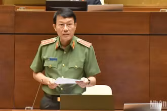 Bộ trưởng Công an Lương Tam Quang giải trình, làm rõ một số vấn đề đại biểu Quốc hội nêu tại phiên thảo luận về dự án Luật Phòng, chống mua bán người (sửa đổi), ngày 24/6/2204. (Ảnh: ĐĂNG KHOA)