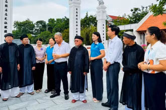 Các đại biểu chia sẻ kinh nghiệm về xây dựng Di tích lịch sử kiểu mẫu đình Nhạn Tái.
