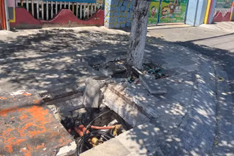 Vỉa hè trước trường mẫu giáo nhưng không được rào chắn.