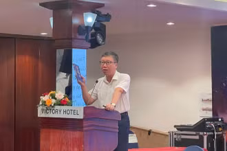 Ông Hoàng Cương, Phó Vụ trưởng Vụ Kế hoạch-Tài chính (Bộ Y tế) phát biểu tại hội thảo.