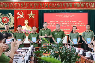 Đại diện Ban Giám đốc Công an Lai Châu trao thưởng nóng cho các tập thể cá nhân có thành tích trong việc truy bắt tội phạm truy nã.