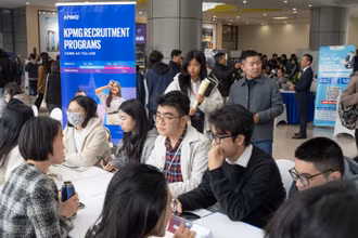 Các sinh viên Trường Công nghệ - Đại học Kinh tế Quốc dân hào hứng tham gia tìm hiểu thông tin, nhận sự tư vấn từ đại diện các doanh nghiệp tham dự ngày hội kết nối.