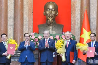 Tổng Bí thư, Chủ tịch nước Tô Lâm trao Quyết định bổ nhiệm, Thủ tướng Phạm Minh Chính tặng hoa chúc mừng các Phó Thủ tướng Nguyễn Hòa Bình, Bùi Thanh Sơn và Hồ Đức Phớc. 