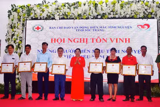 Lãnh đạo tỉnh Sóc Trăng Hồ Thị Cẩm Đào trao bằng khen cho các cá nhân tiêu biểu. (Ảnh: HUỲNH NHƯ)