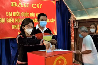 Ảnh minh họa: Đồng bào dân tộc thiểu số ở Đắk Lắk thực hiện quyền cử tri. (Ảnh: CÔNG LÝ)