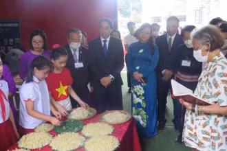 Công chúa Thái Lan Maha Chakri Sirindhorn cùng Đoàn đại biểu tham quan, trải nghiệm một số hoạt động tại Trường tiểu học Nam Cường. (Ảnh: TTXVN)