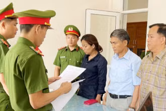 Cơ quan Cảnh sát điều tra Công an tỉnh Quảng Nam tống đạt các quyết định đối với 3 bị can về tội nhận hối lộ