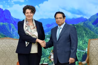 Thủ tướng Phạm Minh Chính và Đại sứ Đức tại Việt Nam Helga Margarete. (Ảnh: Trần Hải) 