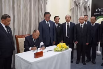 Chủ tịch danh dự Đảng Nhân dân Campuchia (CPP), Samdech Heng Samrin, ghi sổ tang, đánh giá cao những di sản vô giá do Tổng Bí Thư Nguyễn Phú Trọng để lại. (Ảnh: NGUYỄN HIỆP) 