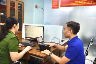 Cán bộ công an thực hiện lấy dấu vân tay của người dân.