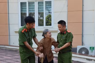 Giáo dục thế hệ trẻ Bộ Tư lệnh Cảnh sát Cơ động truyền thống cách mạng, đạo lý uống nước nhớ nguồn.