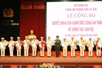 Giám đốc Công an thành phố Hà Nội trao quyết định nghỉ hưu cho 23 đồng chí.