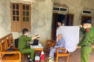 Công an huyện Yên Thủy (Hòa Bình) hỗ trợ người già làm căn cước công dân tại nhà.