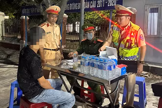 Cảnh sát giao thông kiểm tra nhanh ma tuý đối với các tài xế xe tải.