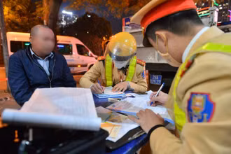 Xử lý tài xế vi phạm nồng độ cồn.