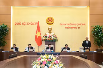 Chủ tịch Quốc hội Vương Đình Huệ chủ trì, Phó Chủ tịch Quốc hội Trần Quang Phương điều hành phiên họp.