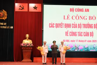 Trung tướng Nguyễn Hải Trung trao Quyết định bổ nhiệm 2 đồng chí tân Phó Giám đốc Công an thành phố Hà Nội.