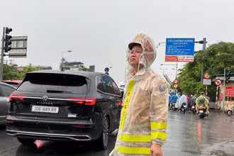 Phòng Cảnh sát giao thông Công an Hà Nội bố trí lực lượng hướng dẫn phân luồng, bảo đảm giao thông.
