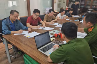 Các đối tượng làm việc tại cơ quan điều tra.
