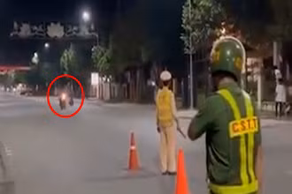 Các đối tượng liên tục lạng lách. (Ảnh chụp từ clip)
