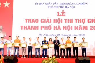 Trao giải Nhất các nghề cho các thí sinh.