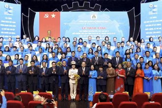 Chủ tịch Quốc hội Trần Thanh Mẫn cùng lãnh đạo Tổng Liên đoàn Lao động Việt Nam chụp ảnh lưu niệm cùng 95 cán bộ công đoàn tiêu biểu được biểu dương. (Ảnh: Hải Nguyễn)