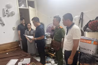 Cơ quan chức năng tiến hành kiểm tra hành chính số nhà 169 đường Nước Phần Lan, phường Tứ Liên, quận Tây Hồ.