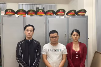 Các đối tượng cầm đầu đường dây môi giới mại dâm bị bắt giữ.
