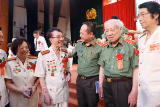 GIám đốc Công an thành phố Hà Nội xúc động khi gặp mặt các cán bộ, chiến sĩ Công an Hà Nội chi viện chiến trường miền nam.