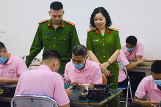 Học viên trong giờ lao động sản xuất tại Cơ sở cai nghiện số 4, Công an thành phố Hà Nội.