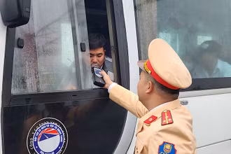 Cảnh sát giao thông đo nồng độ cồn đối với lái xe ô tô.